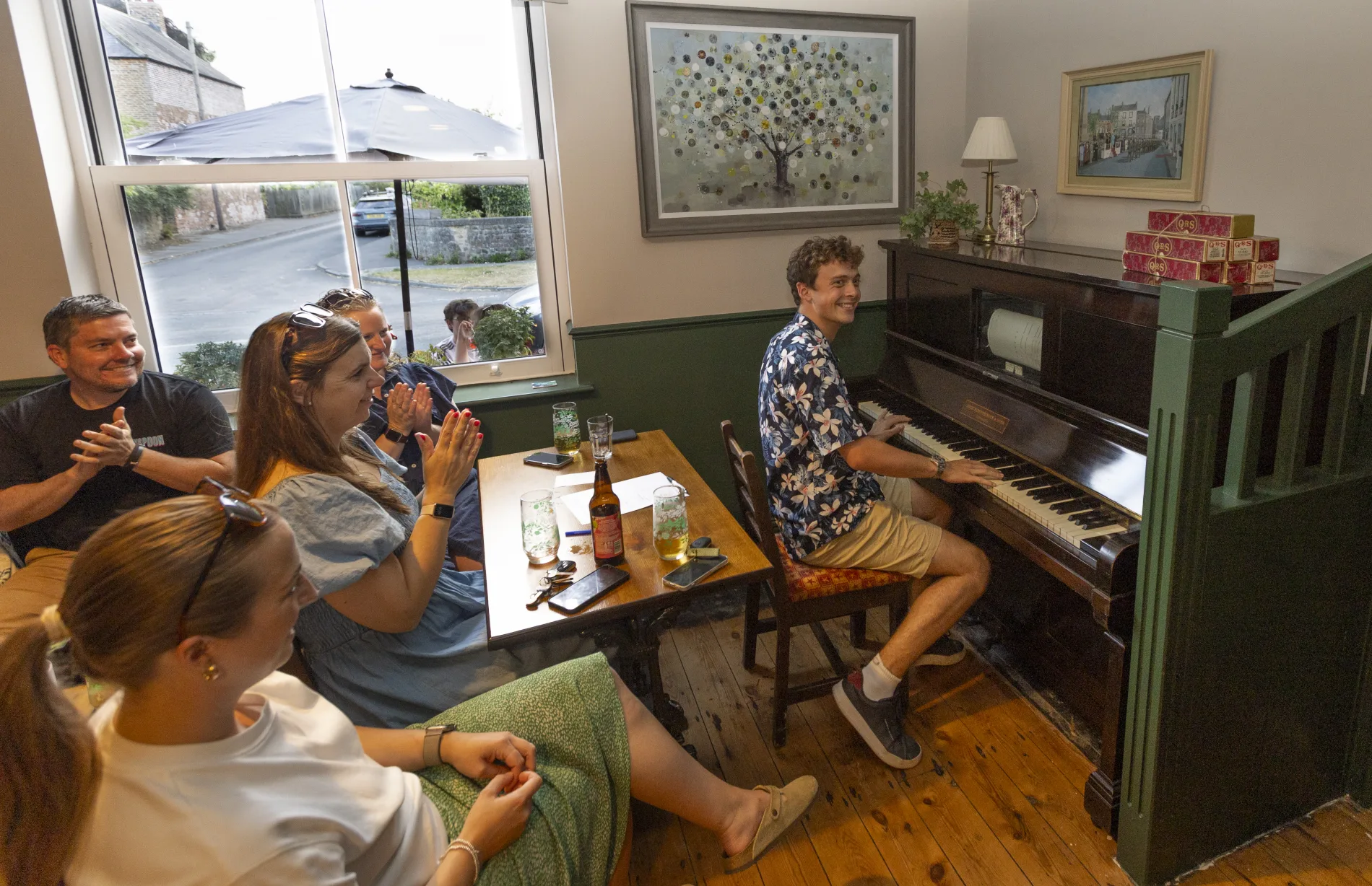 Guests applauding a pianist during an evening at The Black Lion